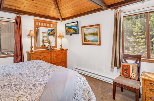 Sunriver House | Rustic cabin bungalow inside Sunriver, cute, cozy, close to village and sharc