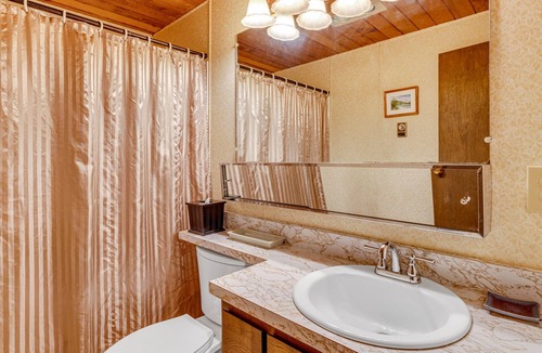 Sunriver House | Rustic cabin bungalow inside Sunriver, cute, cozy, close to village and sharc