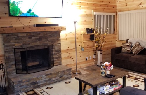 Patton House | Rustic Cabin close to Lake and village activities!