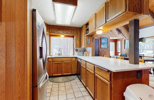 Black Butte Ranch Cabin | Rustic-chic home with patio, pools, hot tubs, & fitness center