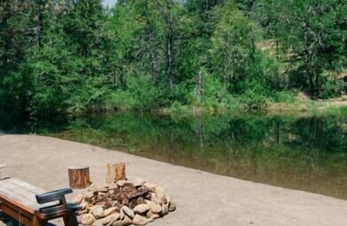 Cave Junction Cabin | Rustic Glamping Cabin - Camp in style and comfort!