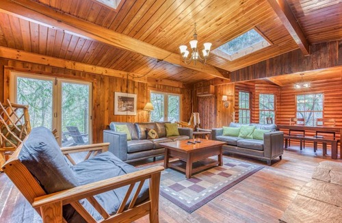 Zigzag House | Rustic lodge with private hot tub fireplace & riverfront views - dog-friendly