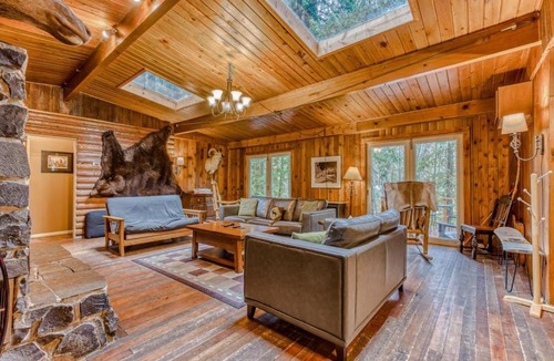 Zigzag House | Rustic lodge with private hot tub fireplace & riverfront views - dog-friendly