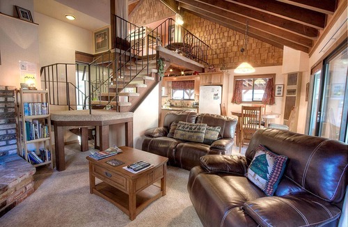 Al Tahoe Cabin | Rustic Pet-Friendly Cabin with Hot-Tub Ideal For Skiing and Enjoying the South Lake Tahoe Landscape in California