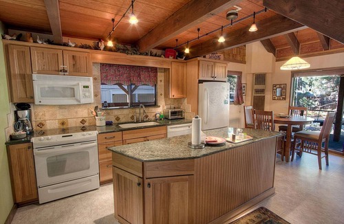 Al Tahoe Cabin | Rustic Pet-Friendly Cabin with Hot-Tub Ideal For Skiing and Enjoying the South Lake Tahoe Landscape in California