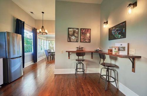 Carlton Cottage | Ruth's Cottage: Cozy Farmhouse in Downtown Carlton