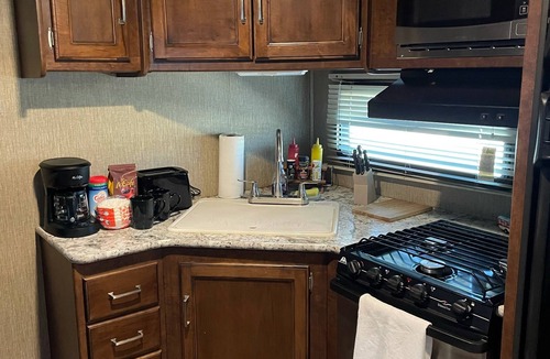 The Foothills House | RV in foothills located near stores. Smoking area with fire pit provided.