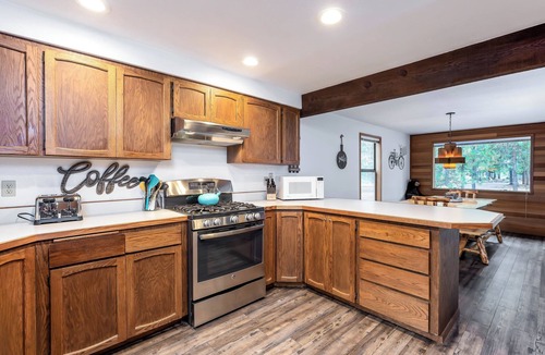 Sunriver House | SAND01 - Great Home, A/C, Hot Tub, Bikes, Ping Pong, Dog Friendly