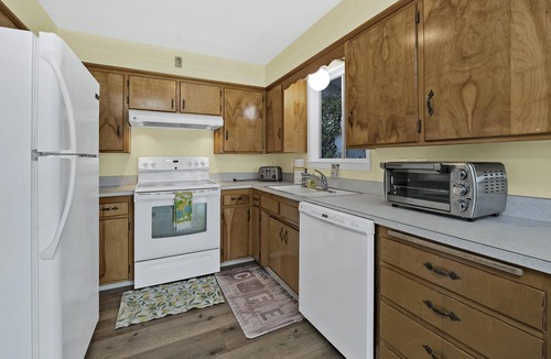 Wilbur Springs House | Sandy Feet Retreat - lakefront Retreat with sand volleyball court!