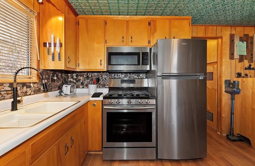 Whispering Forest Cabin | Sasquatch Cottage: Fun & Enchanting Sasquatch Themed Cabin! Flat Driveway! Wifi! BBQ!