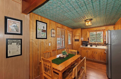 Whispering Forest Cabin | Sasquatch Cottage: Fun & Enchanting Sasquatch Themed Cabin! Flat Driveway! Wifi! BBQ!