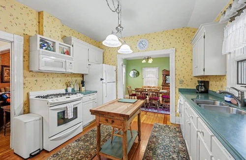 Siskiyou-Hargadine Historic District House | Savage Upon Siskiyou | Prime OSF Location