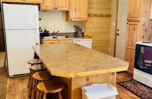 Helper Cabin | Scofield Shores Sunset Lake Views Walk to Water Sleeps 10