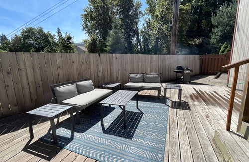 Milwaukie House | SE Park Ave 4B Retreat, Walk to MAX Station