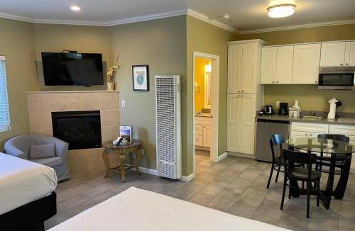 Pacific Grove Hotel | Sea Breeze Inn - Pacific Grove