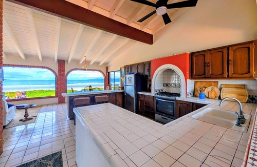 Lengueta Arenosa House | Searenity Keep an eye on kids. You: on patio with a refreshing beverage.
