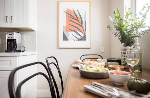 Village of La Jolla Apartment | Seashore VII by AvantStay | Modern La Jolla Flat 5mins from the Beach!