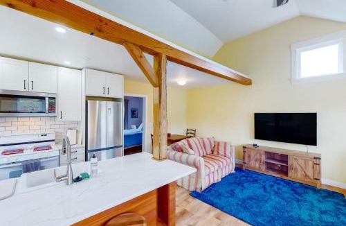 Newport House | Seaside cottage with deck washer&dryer full kitchen & great location