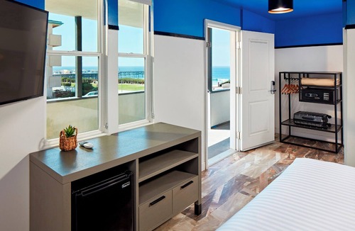 North Pacific Beach Hotel | Seaside Stay in Modern Room with Picturesque Partial Ocean Views