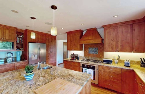 Freestone House | Sebastopol fun house with pool & spa, dogs welcome