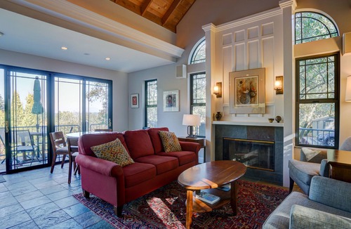 Freestone House | Sebastopol Luxury Home With Views, Pool & Hot tub