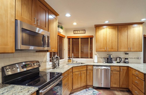 West Portland Park House | Secluded 7 Bedroom Home for Corporate Groups and Family Reunions -KING BED