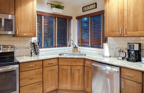 West Portland Park House | Secluded 7 Bedroom Home for Corporate Groups and Family Reunions -KING BED