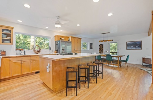 Prescott Cabin | Secluded in the Pines: Luxury Modern Retreat. Hot Tub, Game Loft Near Lynx Lake.