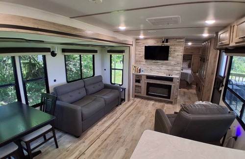 Centerville House | Secluded Prairie Retreat