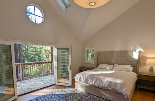 Freestone House | Secluded redwood retreat close to wineries, restaurants, and outdoor recreation.