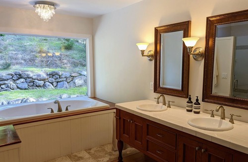 Freestone House | Secluded redwood retreat close to wineries, restaurants, and outdoor recreation.
