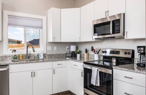 Kanab House | Sego Lily Loft I Near Zion l Pool I Pet Friendly