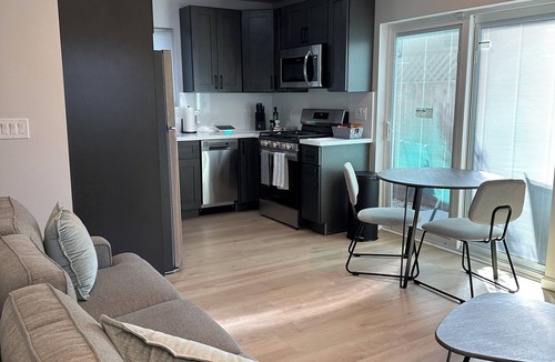 Oakland House | Serene 2-bedroom house in Oakland perfect for your getaway