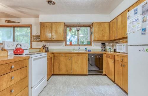 Rhododendron House | Serene Cottage on the River with Firepit Deck and Bunk Room