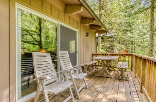 Rhododendron House | Serene Cottage on the River with Firepit Deck and Bunk Room
