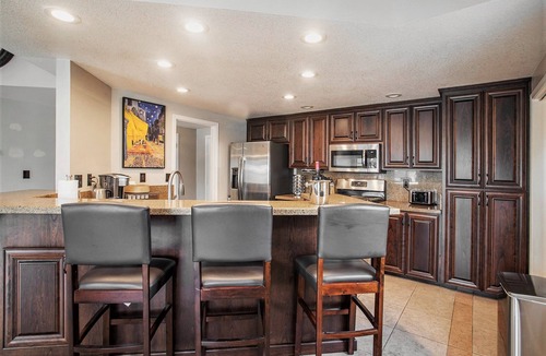 Discovery Bay House | Serene Retreat Boat Rental Sleeps 6 people