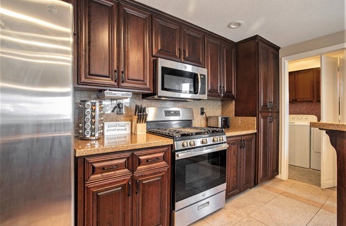 Discovery Bay House | Serene Retreat Boat Rental Sleeps 6 people