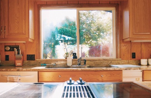 Eagle Point House | Serene Shasta Hilltop Escape w/private jacuzzi and sauna.