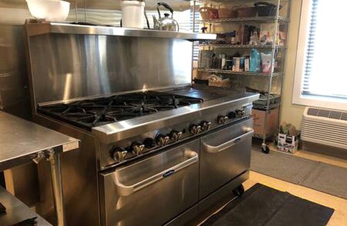 North San Juan Cabin | Serene Spacious Cabin with Hot Tub for an Unforgettable Group Trip in North San Juan, California