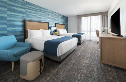 Fisherman's Wharf Hotel | Serene Two Queens, Caza, Steps from Waterfront, Chic Room