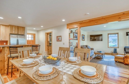 Oregon Water Wonderland House | Settle Inn, Riverfront Sunriver Home~ Ski, Hot Tub, Pet Friendly