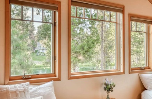 Oregon Water Wonderland House | Settle Inn, Riverfront Sunriver Home~ Ski, Hot Tub, Pet Friendly