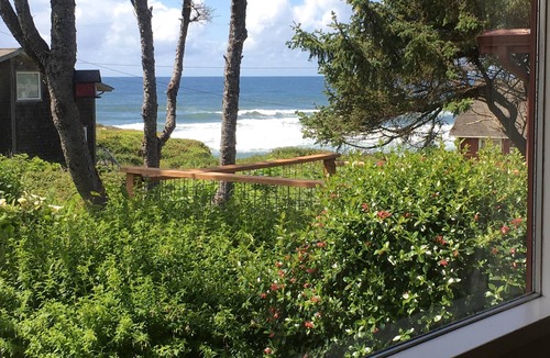 Yachats House | Seven miles of sandy beach. North end of historic 804 Trail. Pet Friendly.