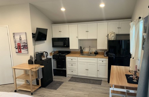 Vallejo Cottage | SF/Wine Country Business Visit or Romantic Retreat