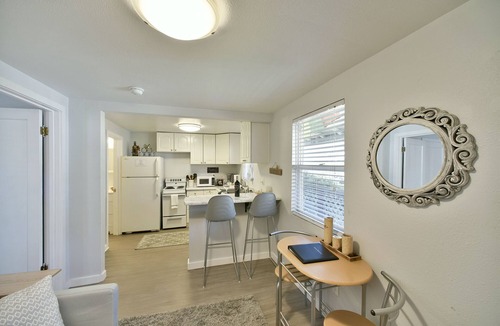 Mount Shasta Cottage | Shasta Bella - Darling downtown 1-br cottage.