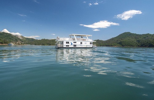 Lakehead Boat Rental | Shasta Marina at Packers Bay's Thoroughbred Houseboat