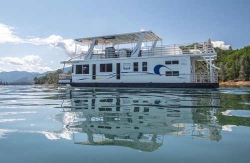 Lakehead Boat Rental | Shasta Marina at Packers Bay's Thoroughbred Houseboat