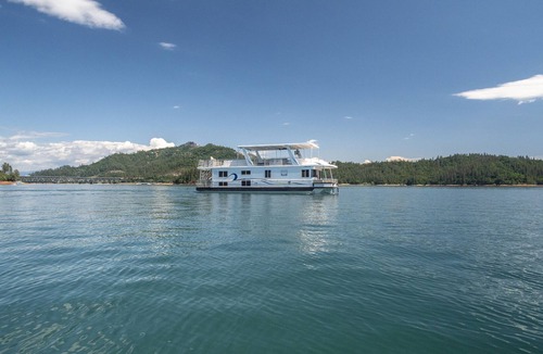 Lakehead Boat Rental | Shasta Marina at Packers Bay's Thoroughbred Houseboat