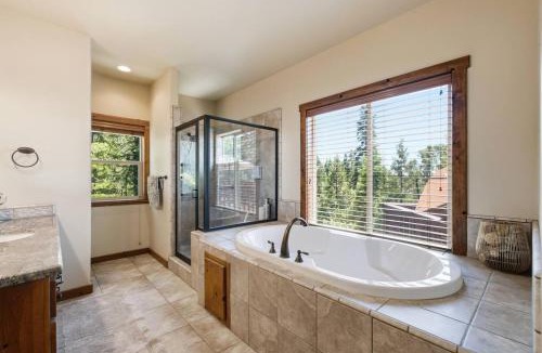 Shaver Lake House | Shaver Dreamin - Mountain Views, Hot Tub Nights