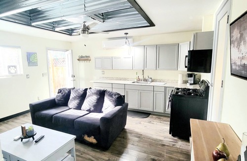 City Center Medford Cottage | Sherman Lofthouse~Old East Medford~Walkable to Downtown
